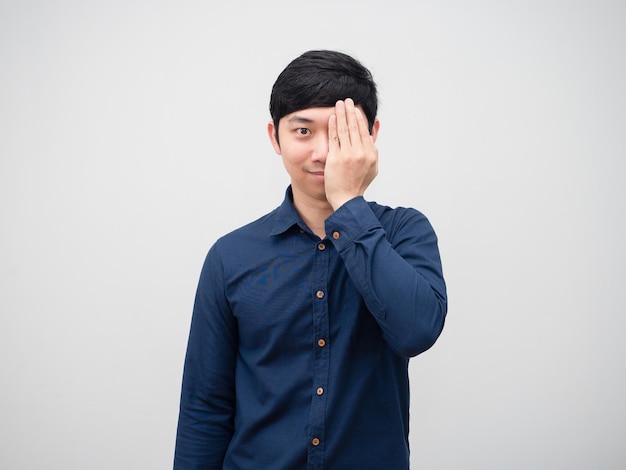 Foto ritratto uomo asiatico chiudere metà faccia a mano su sfondo bianco