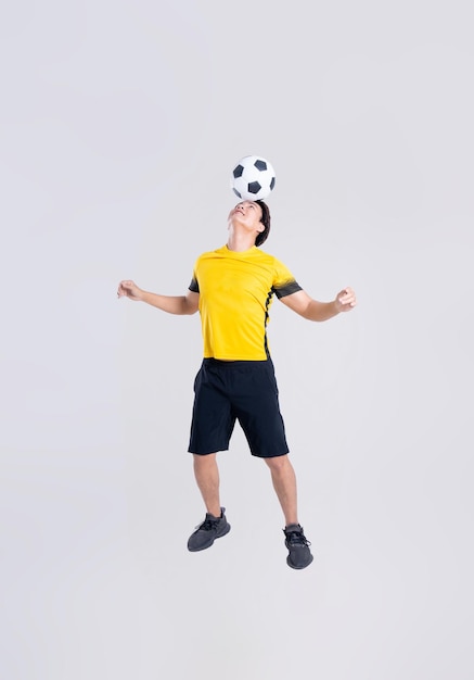 색 배경 에 축구 를 하는 아시아인 의 초상화