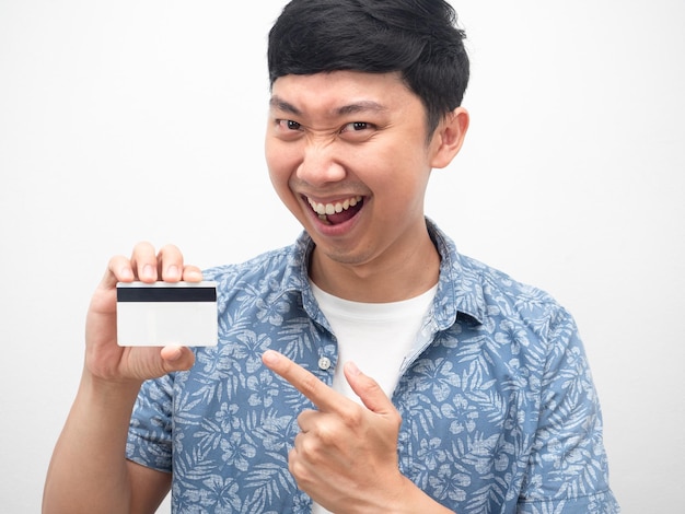 초상화 아시아 남자 손에 신용 카드에 손가락을 가리키는 행복한 미소 감정
