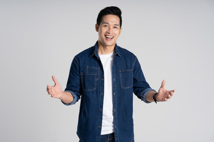 Photo portrait of asian man posing on white background