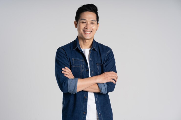 Photo portrait of asian man posing on white background