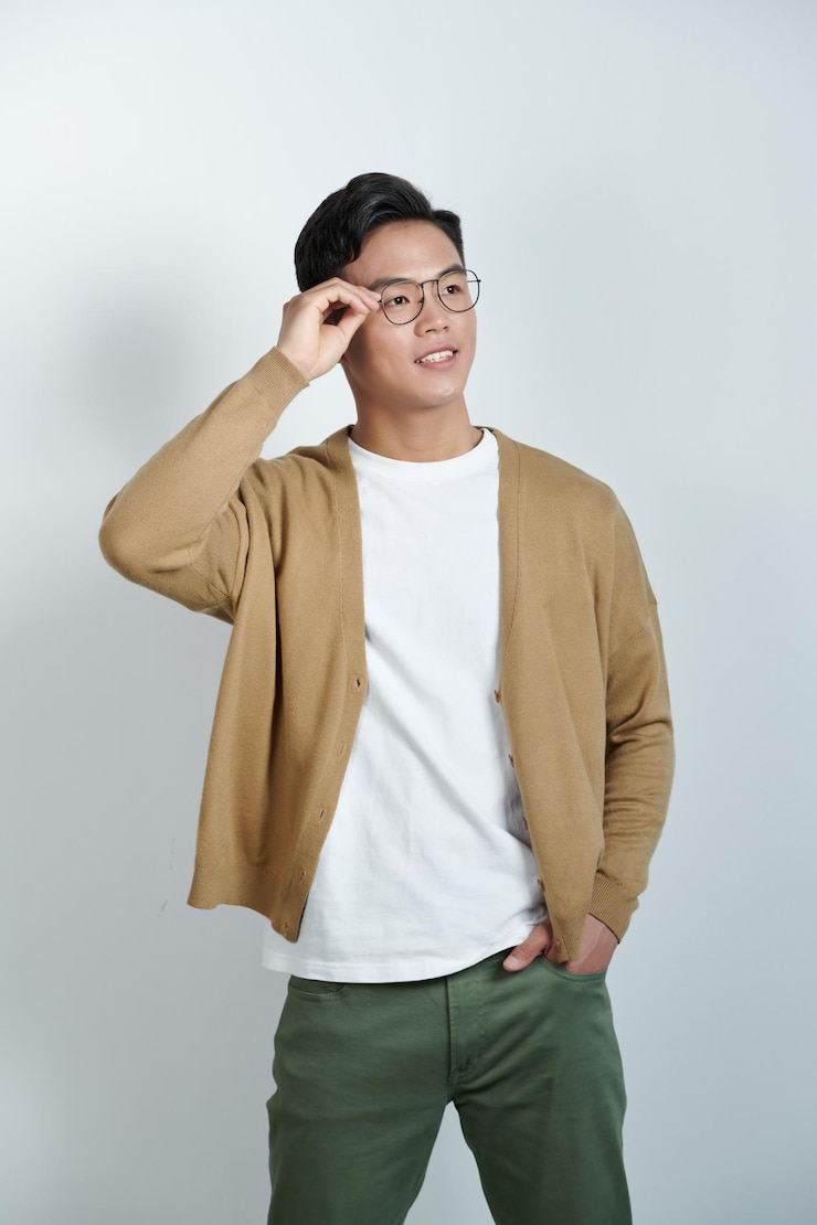 Photo a portrait of asian man wearing glasses over white background studio eyecare concept