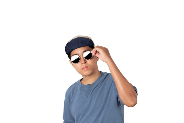 Портрет азиатского мужчины в солнцезащитных очках и синей футболке с кепкой на белом фоне