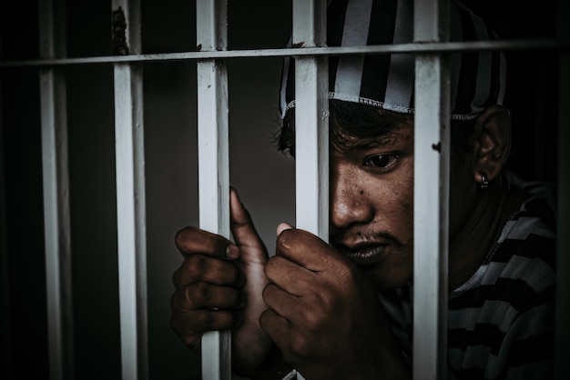 Портрет азиатских мужчин, отчаянно пытающихся поймать железную тюрьму