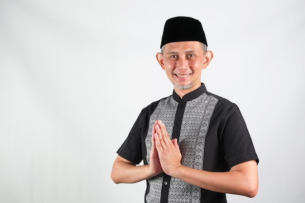 Портрет азиатского мусульманина с приветствиями и приветственными жестами улыбающегося лица