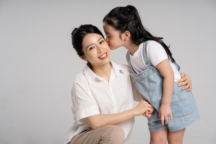 Photo 색 배경 에 포즈 를 취하고 있는 아시아인 어머니 와 딸 의 초상화