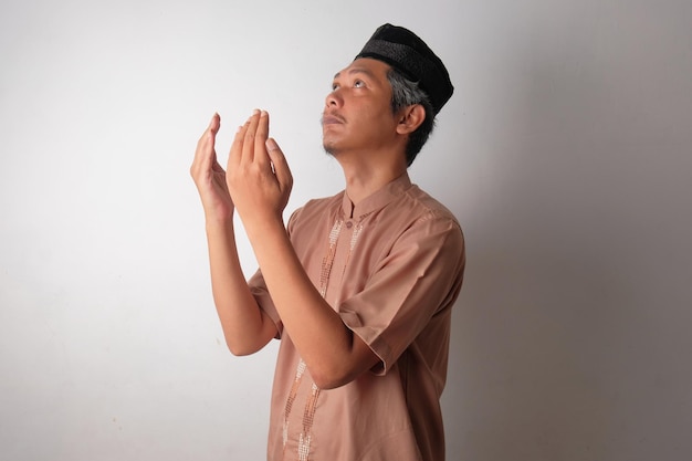 Portrait of asian muslim man praying