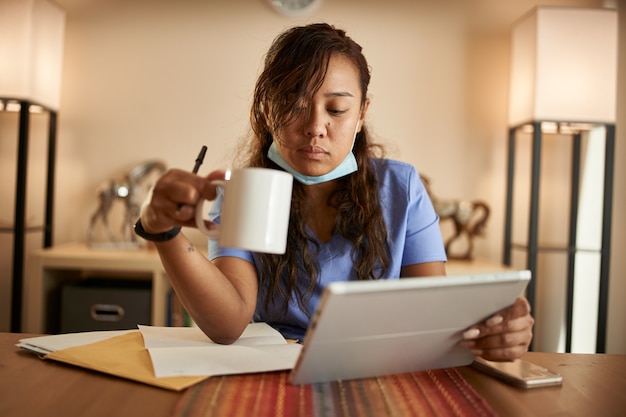 Photo portrait of asian nurse at home