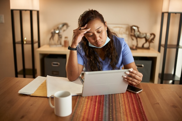 Photo portrait of asian nurse at home