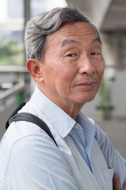 Photo portrait of asian senior man