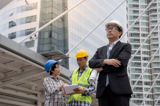 Photo portrait of a asian serious engineer wearing safety helmet