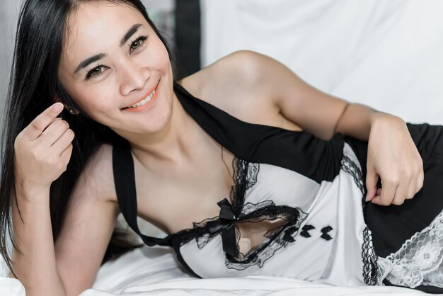 Photo portrait asian sexy woman in the bedperfect portrait thailand lady indoors