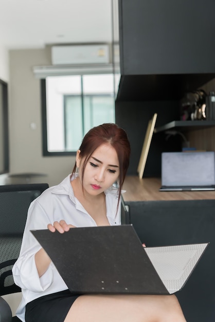 オフィスタイの人々のアジアのセクシーな女性の肖像画