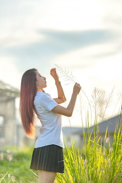 アジアやタイの学生大学制服美少女の肖像画は、リラックスして笑顔