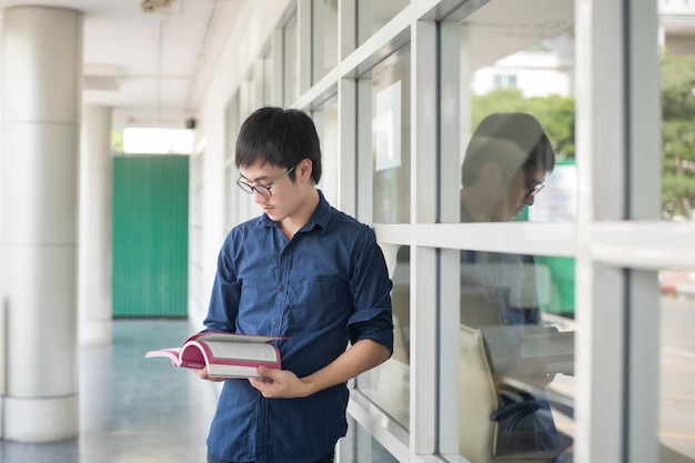 Un ritratto di uno studente universitario asiatico nel campus