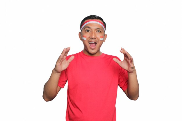Foto ritratto di un giovane asiatico che indossa una maglietta rossa che celebra il giorno dell'indipendenza dell'indonesia