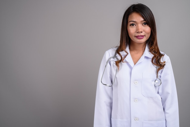 Ritratto di medico donna asiatica con capelli ondulati