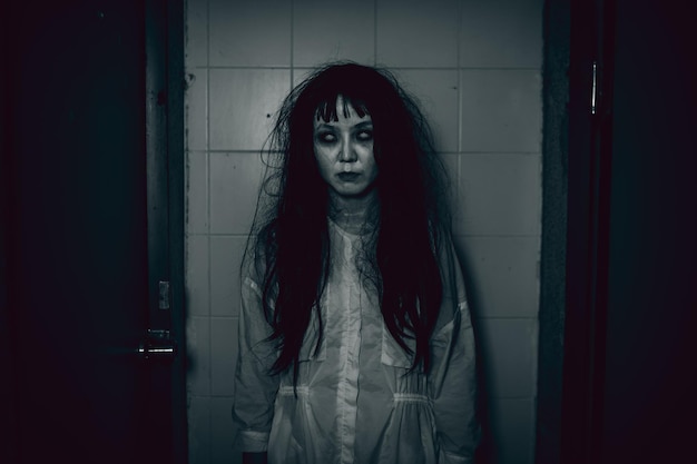 Портрет азиатской женщины, макияж призрака Страшная ужасная сцена на заднем плане Концепция фестиваля Хэллоуин Фильмы о призраках Постер Разгневанный дух в квартире