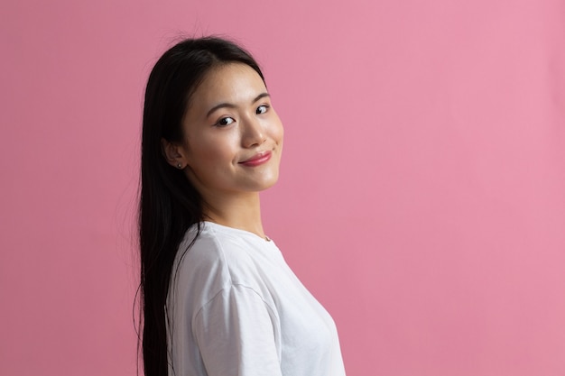 Photo portrait of asian woman on pink background