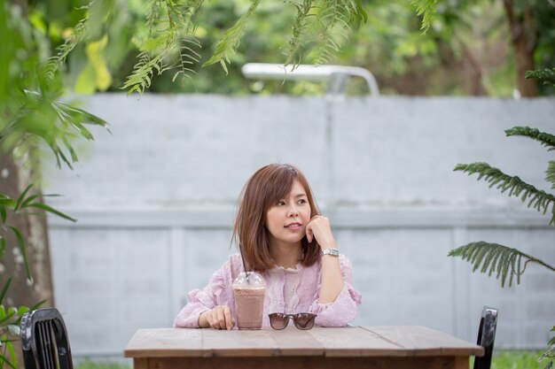 Photo portrait asian woman smiling in coffee shop.