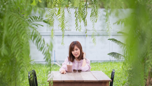 Photo portrait asian woman smiling in coffee shop.