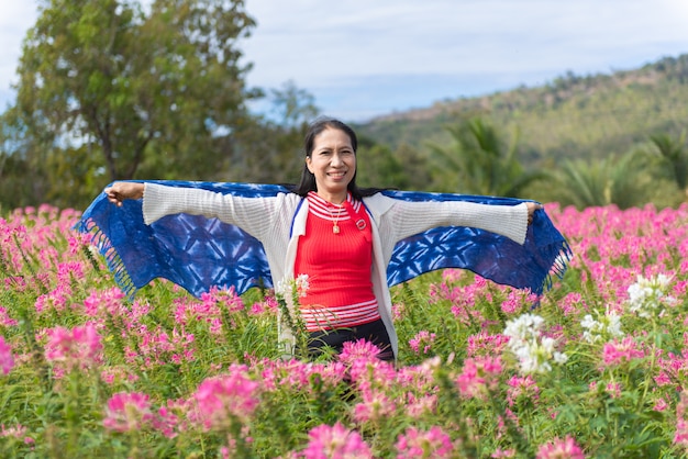 Перемещение азиатской женщины портрета туристское в празднике выходных цветочного сада.