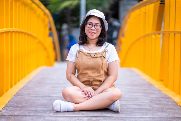 초상화 아시아 여성 관광객 여행자가 걷고 매카 운하에서 여행하는 새로운 랜드마크 주요 관광 명소인 치앙마이 시티태국 여행 및 레저 개념의 날