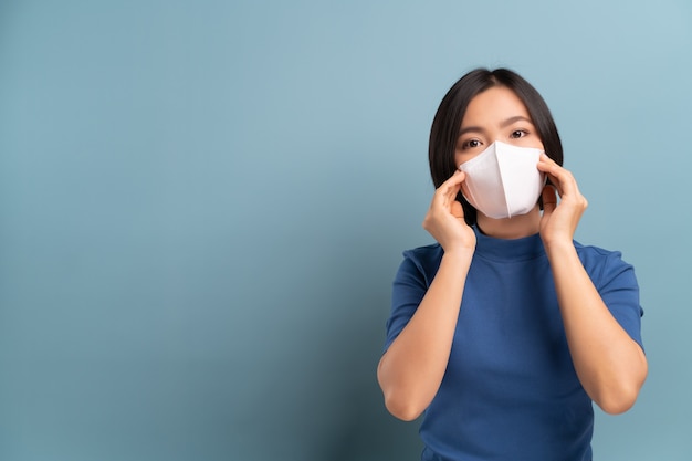 Ritratto di donna asiatica che indossa la maschera