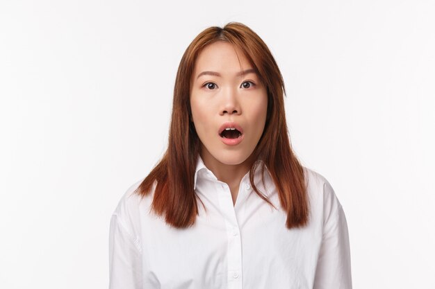 Портрет азиатской женщины в белой рубашке