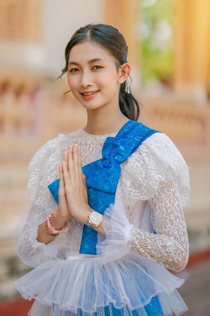 Photo portrait of asian women with khmer traditional dress stand in front of pagoda with beautiful art and