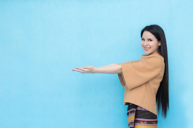 Photo portrait of asian young girl in traditional thai dress shows blank