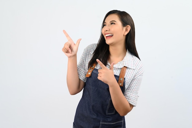 Фото Портрет азиатской молодой женщины улыбается со счастливым лицом в форме официантки
