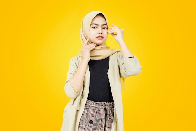 Photo portrait of asian young women on yellow wall