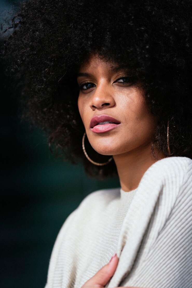 Photo portrait of attractive afro woman in over the wall. hair style concept