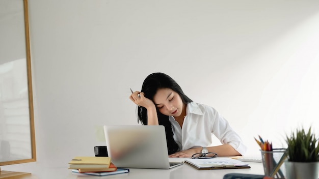 Ritratto di giovane donna asiatica attraente dell'imprenditore di affari che lavora per il piano di vendita all'ufficio moderno