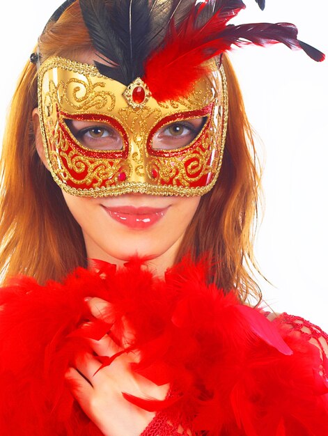 Foto ritratto di attraente bella giovane donna che indossa la maschera di carnevale d'oro