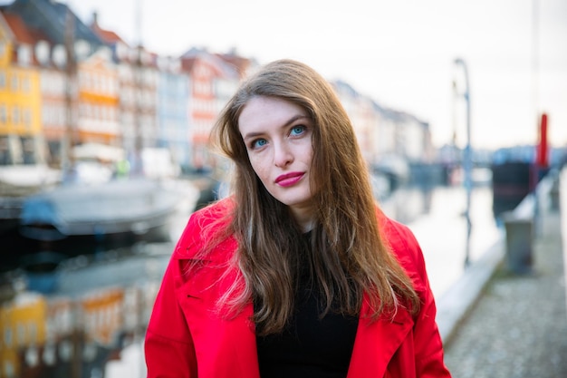 Портрет привлекательной девушки с голубыми глазами в Копенгагене зимой