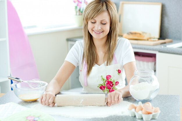 キッチンでケーキを準備している魅力的な女性の肖像