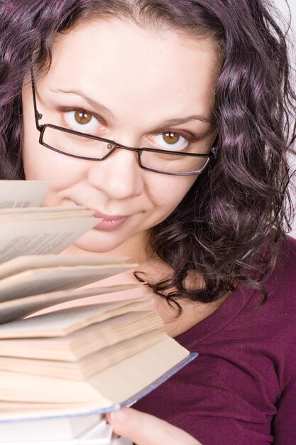 Foto ritratto di una donna attraente con una pila di libri