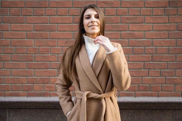 Photo portrait of attractive young woman in brown coat