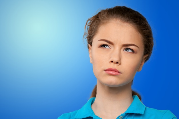 Photo portrait of an attractive young woman thinking deeply