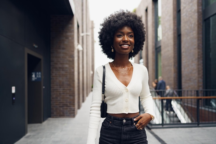 Photo portrait of attractive young woman walking outside in the city