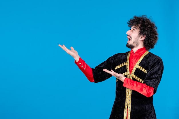 Foto ritratto di uomo azero in costume tradizionale girato in studio sfondo blu ballerino etnico concetto di primavera colore novruz