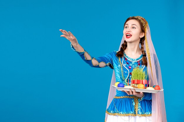 Photo portrait of azeri woman in traditional dress with xonça