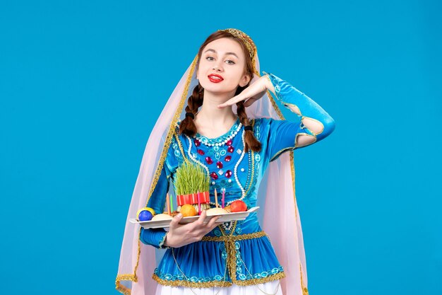 Photo portrait of azeri woman in traditional dress with xonça