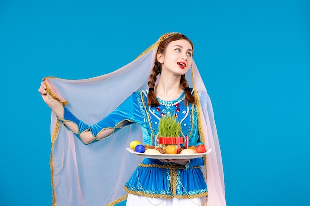 Photo portrait of azeri woman in traditional dress with xonça