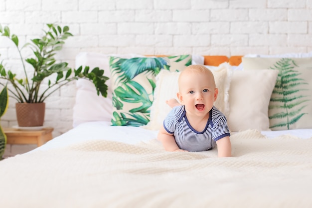 Foto ritratto di un bambino sul letto