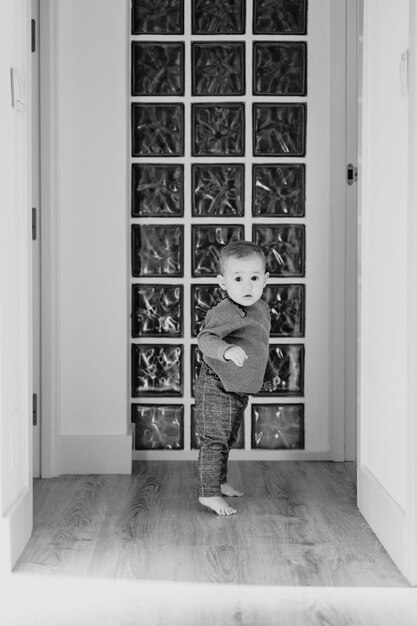 Photo portrait of baby girl standing in corridor