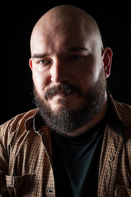 Photo portrait of a bald man in a shirt with a beard