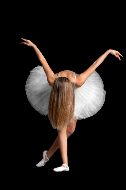 Портрет балерины в позе на черном фоне